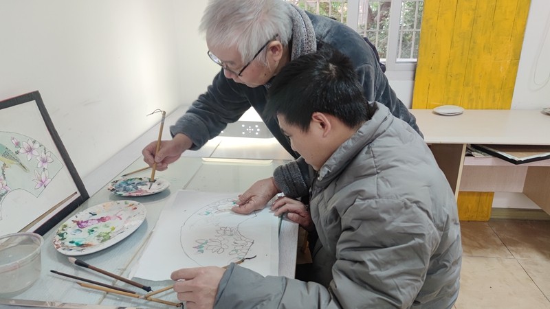 杨福全教特殊学员画画（林小芬摄）.jpg