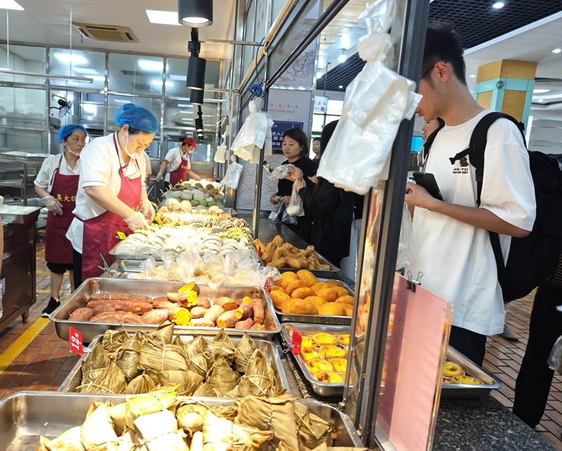 集大食堂现场1-许晓霞摄.jpg