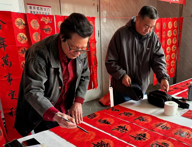 书法家挥毫泼墨为企业员工书写春联1.jpg