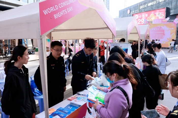 区市场监管局工作人员现场解读《消费者权益保护法实施条例》（吴觅亮摄）.jpg