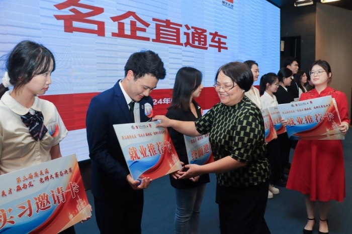 第三届现场，为优胜者颁发就业推荐卡-区人社供稿.jpg